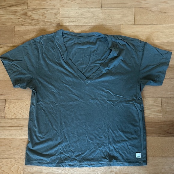 NWOT Vuori Sutton V-Neck - Picture 1 of 1